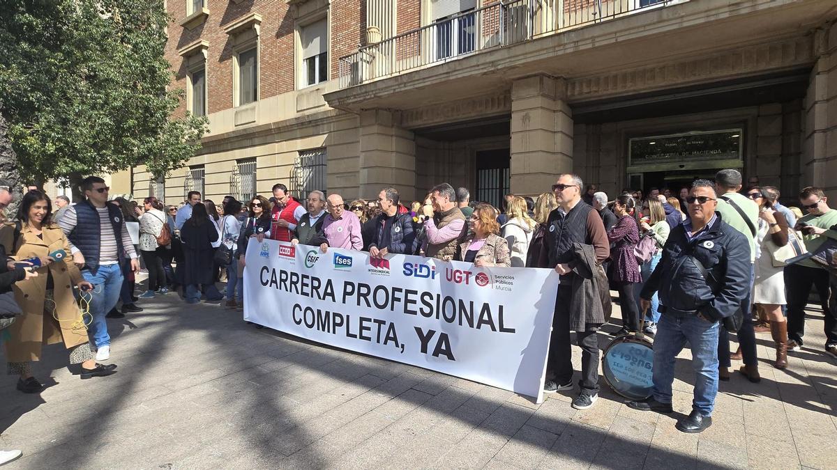 Concentración de funcionarios ante la Consejería de Hacienda.