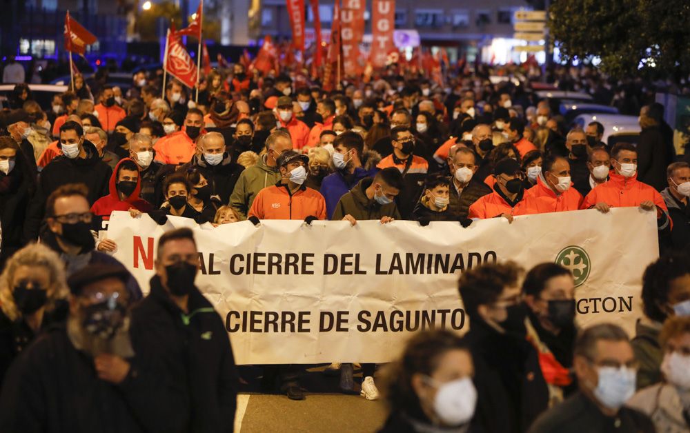 Los trabajadores de Pilkington se manifiestan, acompañados por miles de vecinos en el Port de Sagunt.