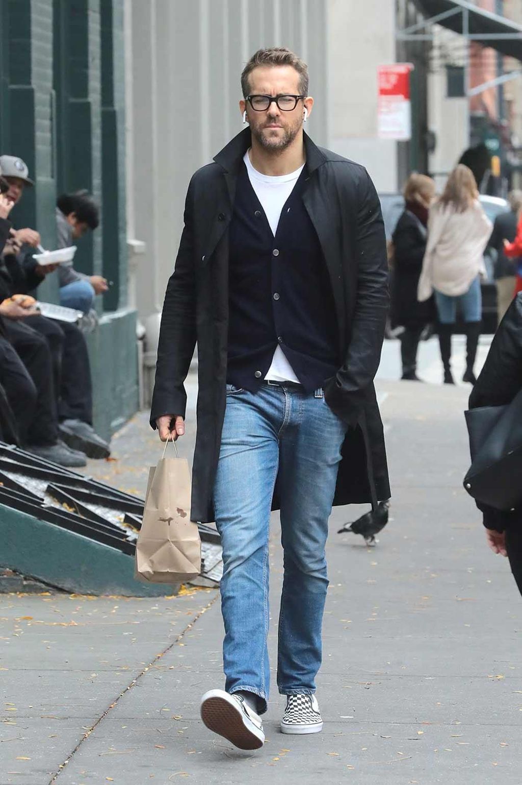 Ryan Reynolds paseando por la calle