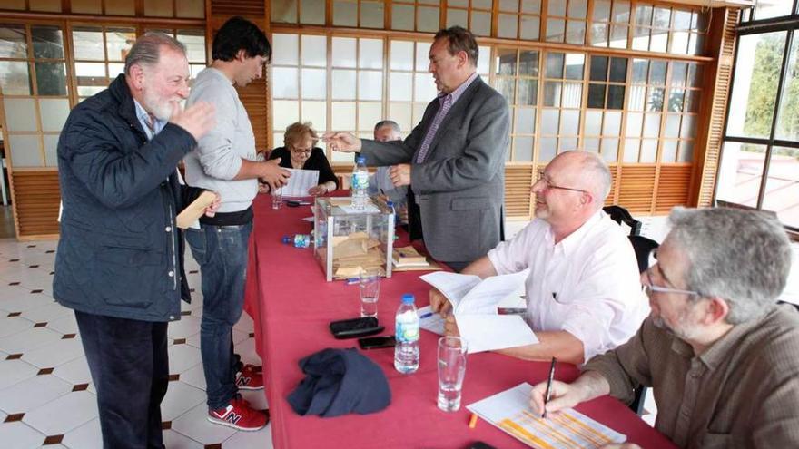 Votantes, ayer, en la sede social del Club Hípico Astur.