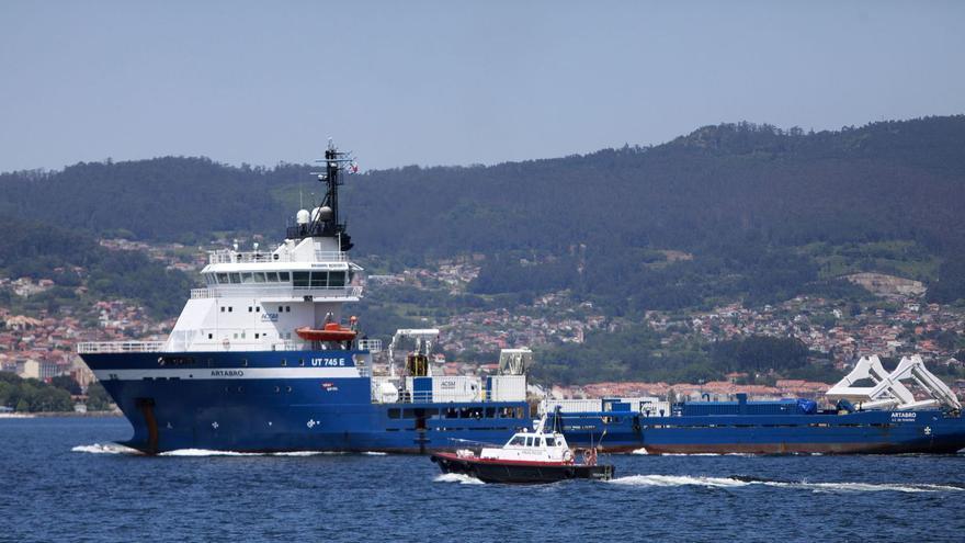 El buque “Ártabro”, encargado de inspeccionar el pecio, a su salida del puerto de Vigo el pasado miércoles /Javier vázquez
