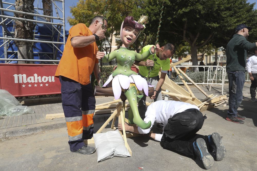 La Falla de la Plaza Rodrigo del Port de Sagunt toma forma