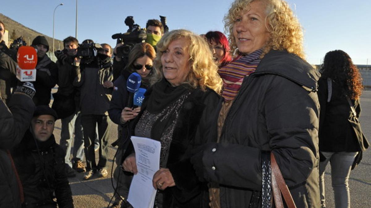 Las hermanas de Miguel Montes Neiro, mientras esperaban que este saliera de la cárcel, este miércoles.