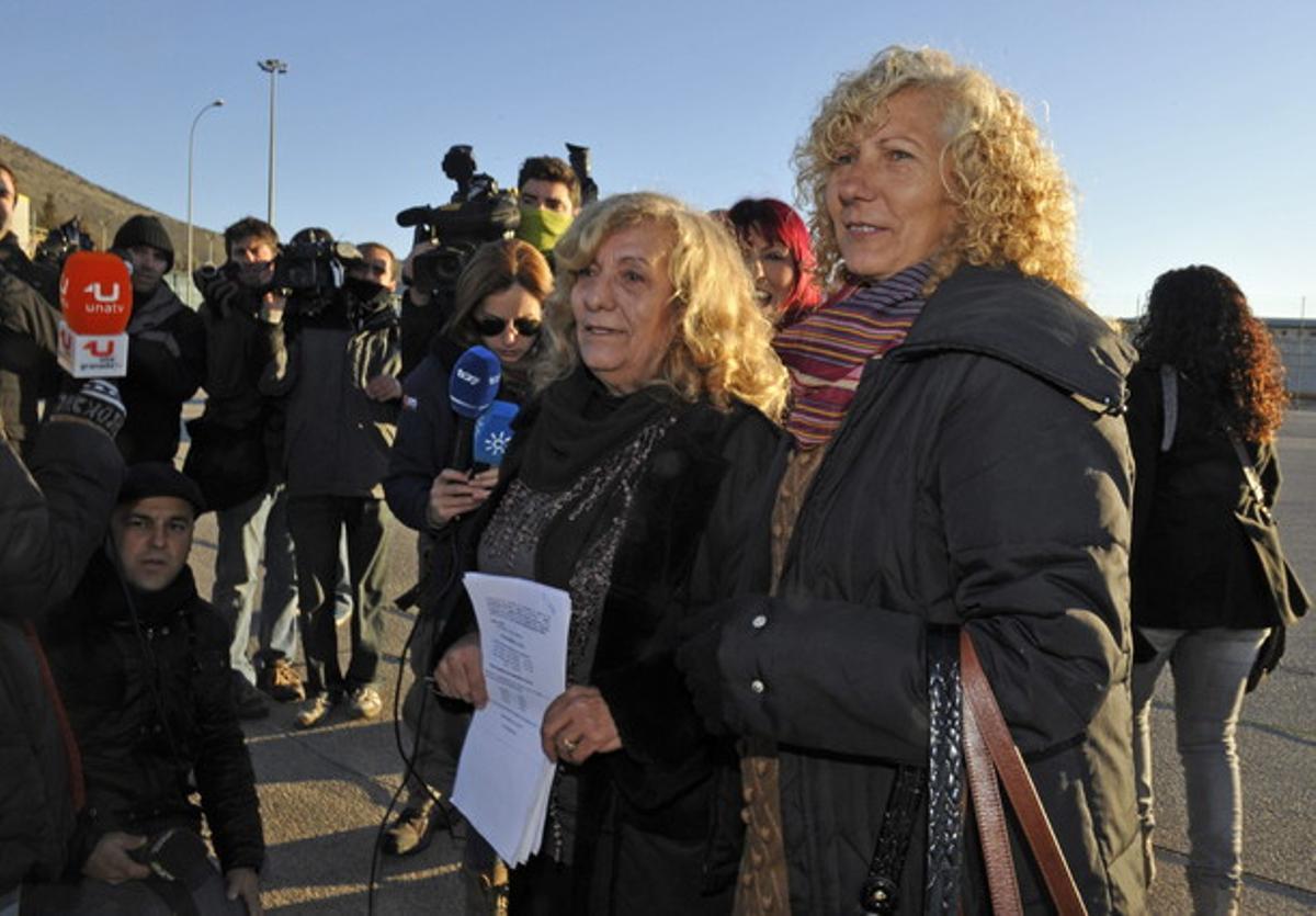 Les germanes de Miguel Montes Neiro, mentre esperaven que aquest sortís de la presó, aquest dimecres.