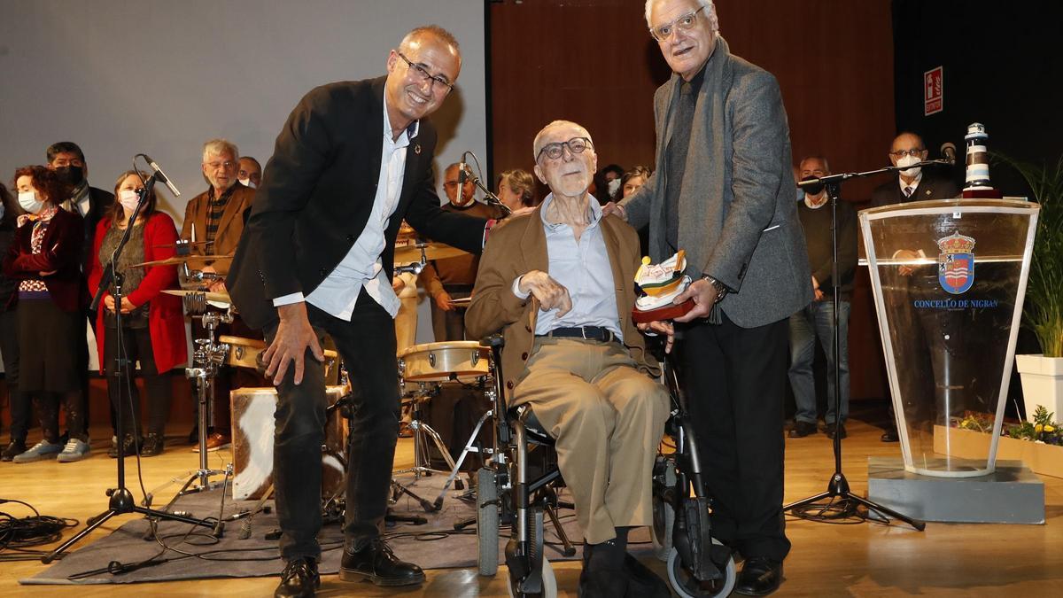 Bernardino Graña, nunha homenaxe brindada pola Real Academia Galega (RAG), en marzo de 2022 en Nigrán. A súa dereita o actual presidente da RAG, Víctor Freixanes.