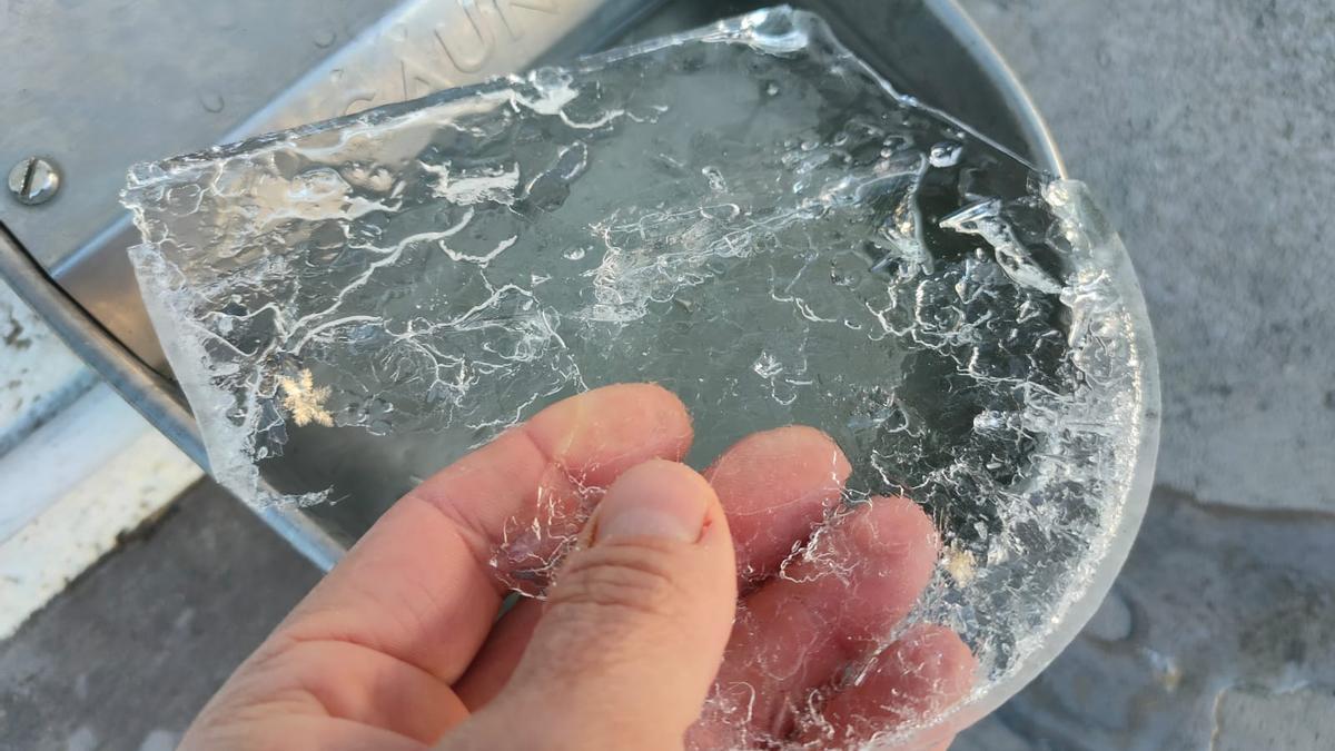 El frío ha causado que se congelara el agua almacenada en una fuente de la partida del Carraixet, en Xàtiva.