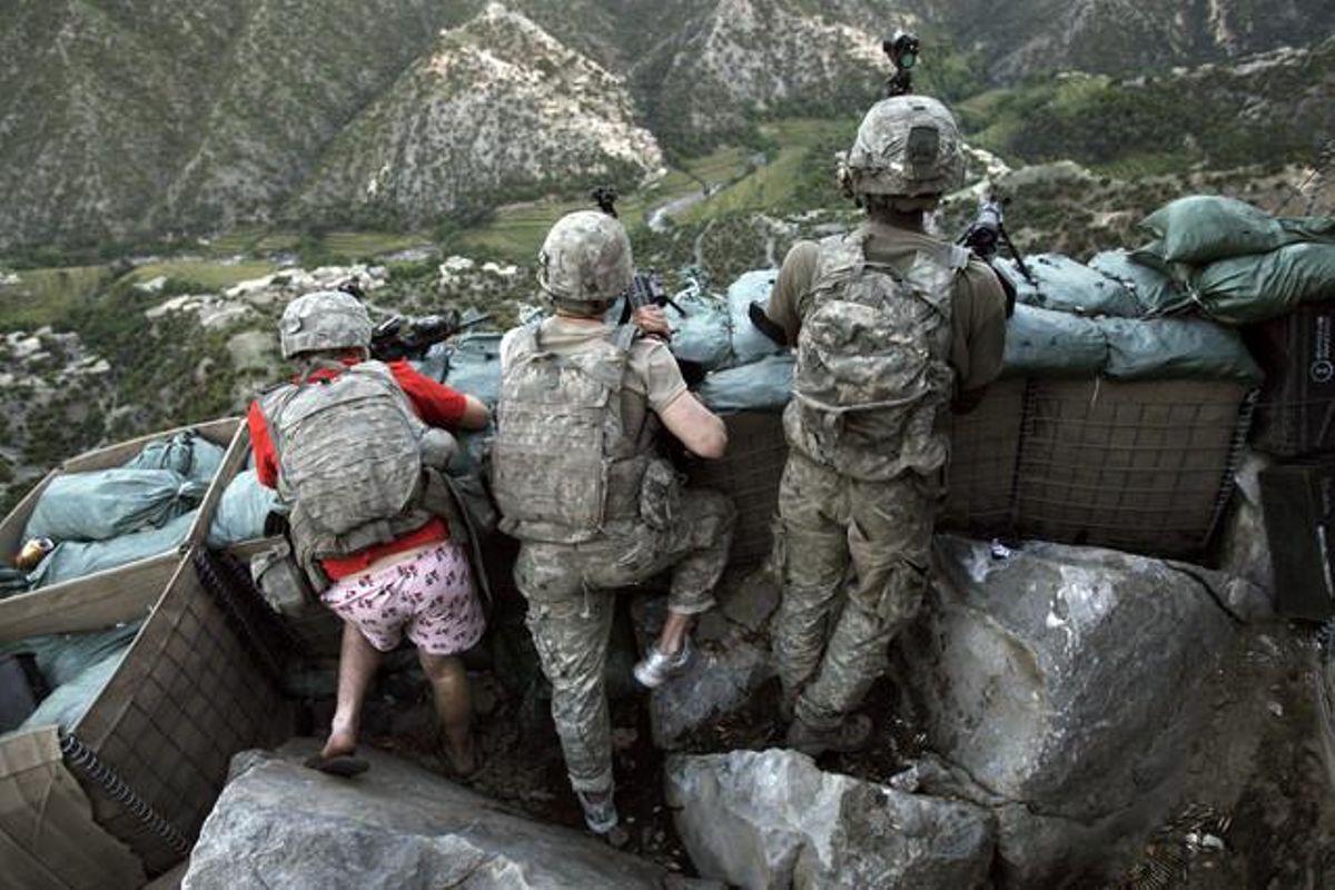 ’Soldats nord-americans responen a l’atac talibà fora del seu búnquer. Vall Korengal, Afganistan’. Segon premi de gent a les notícies. Fotografies individuals.