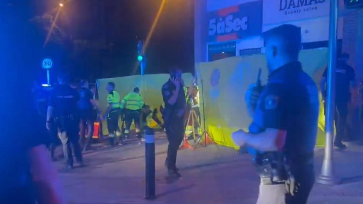 Policía y servicios de emergencias en el lugar del tiroteo, en la calle Téllez.
