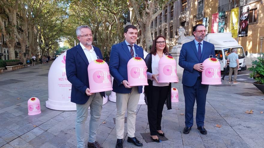 Día contra el cáncer de mama: El Ayuntamiento de Palma junto el Govern y Ecovidrio presentan la novena campaña solidaria &quot;Recicla vidrio con ellas&quot;