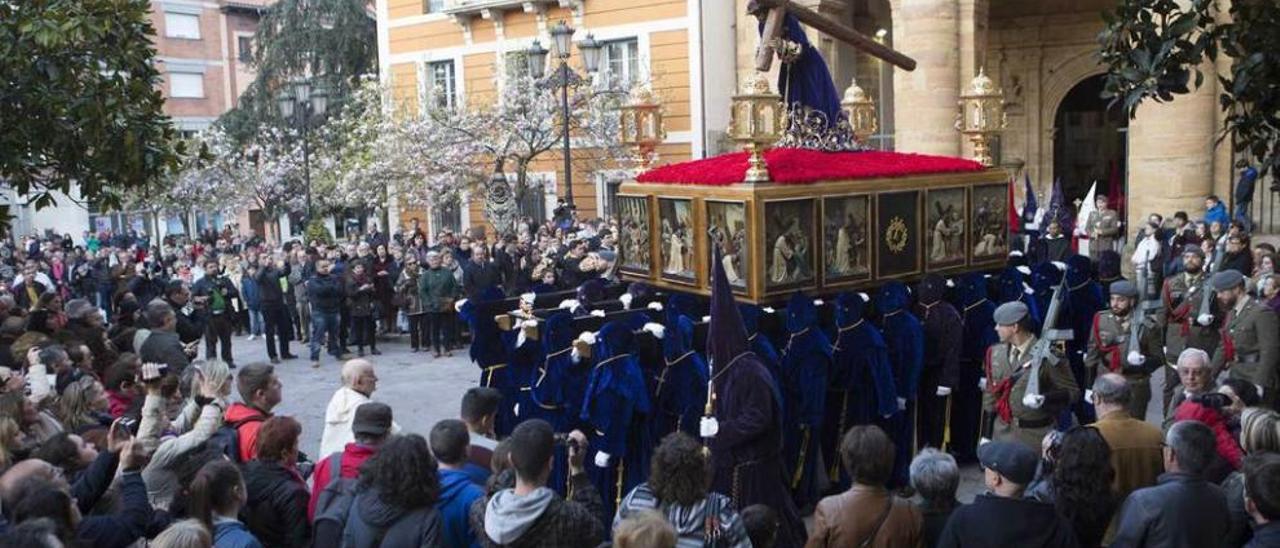 La procesión del Nazareno, en una imagen de archivo, frente a los Dominicos.