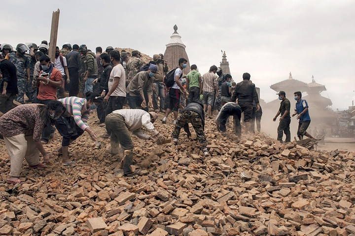 Trabajadores de rescate criban las ruinas de un edificio para encontrar a posibles supervivientes en Katmandú