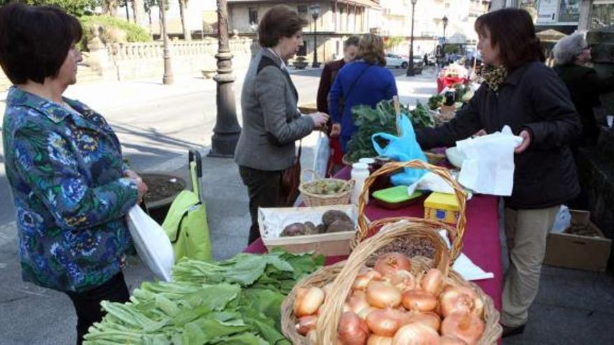 Varias vecinas compran productos de huerta en un puesto del mercado sabatino de Lalín.  // Bernabé/Luismy