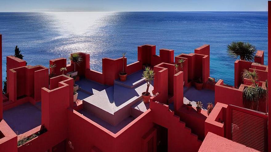 La Muralla Roja en Calp es uno de los lugares de Alicante donde podrás sacar las mejores fotos para tu feed de Instagram.