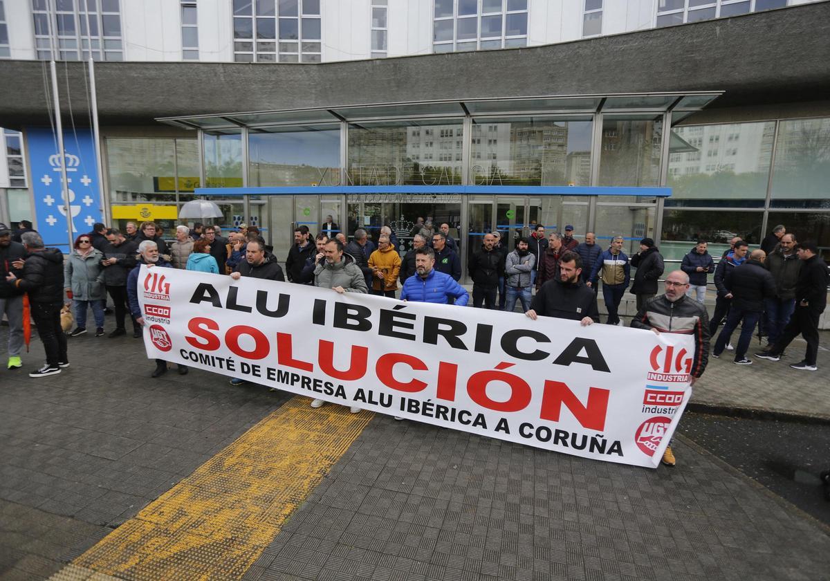 Extrabajadores de Alu Ibérica exigen soluciones a su futuro