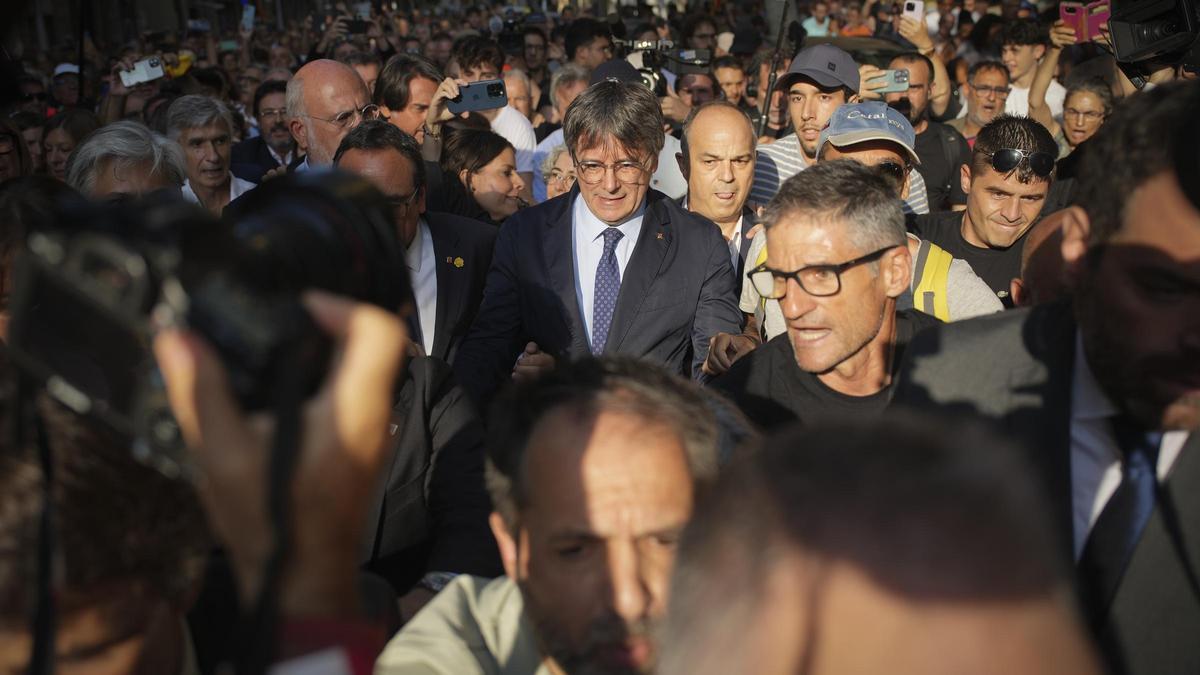 La custodia de Puigdemont al acto en el Arco del Triunfo