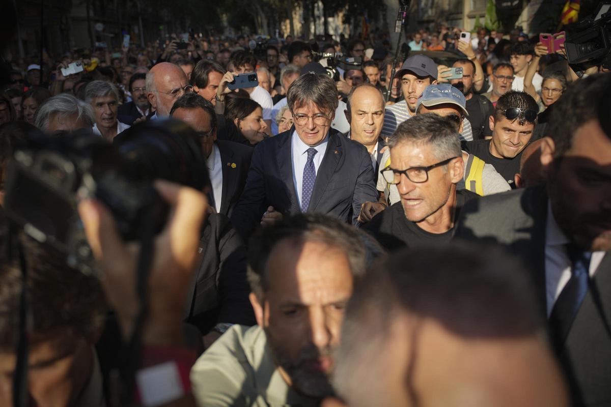 La custodia de Puigdemont al acto en el Arco del Triunfo