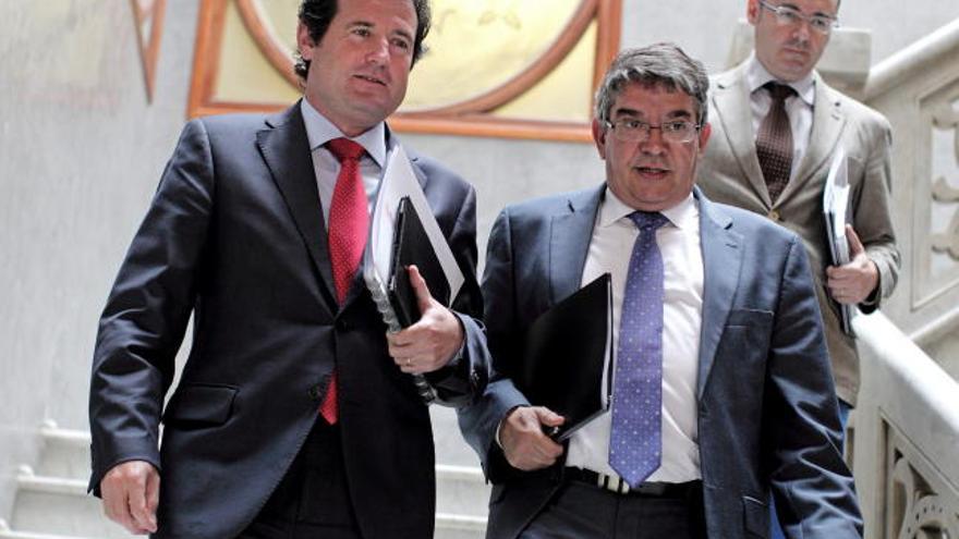 El vicepresident y portavoz del Consell, José Ciscar, acompañado por el conseller de Hacienda, José Manuel Vela, se dirigen a la rueda de prensa en la que han informado de la aprobación del plan de equilibrio presupuestario.