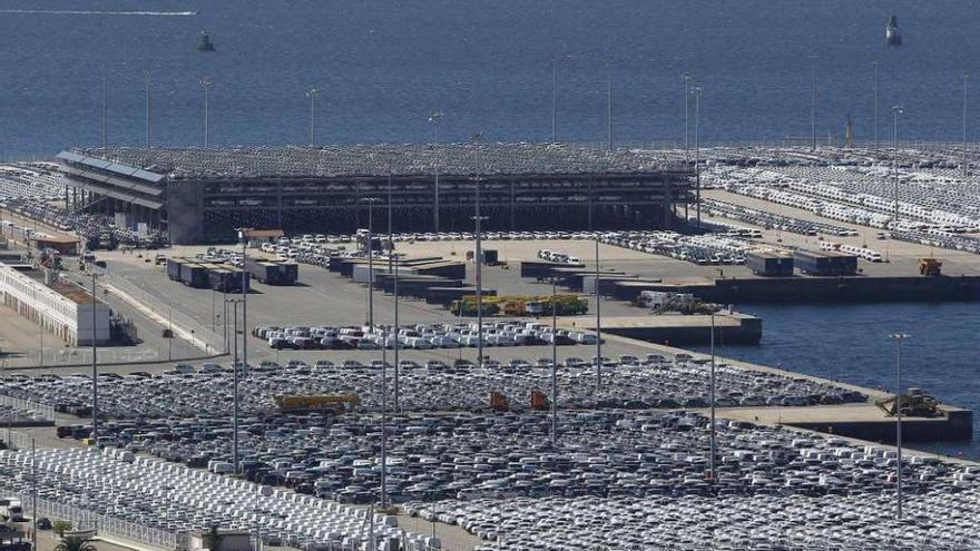 Vista de la terminal de Bouzas, desde donde partirá la autopista viguesa, repleta de vehículos.