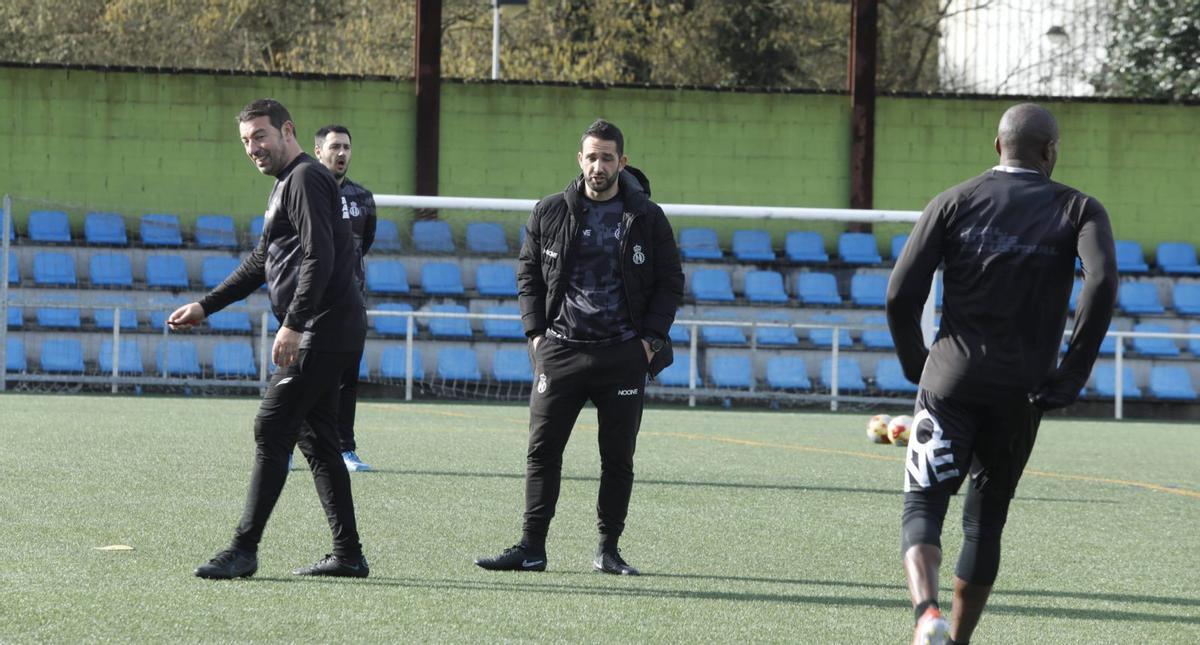 Dani Vidal, en el centro, durante el entrenamiento de ayer del Avilés en La Toba. | MARA VILLAMUZA