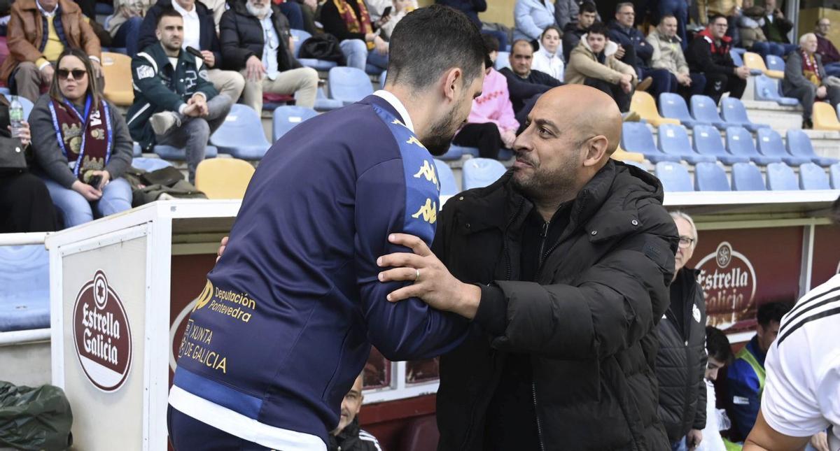 Adrián Abalo, segundo entrenador granate, y Mehdi Nafti se saludan.