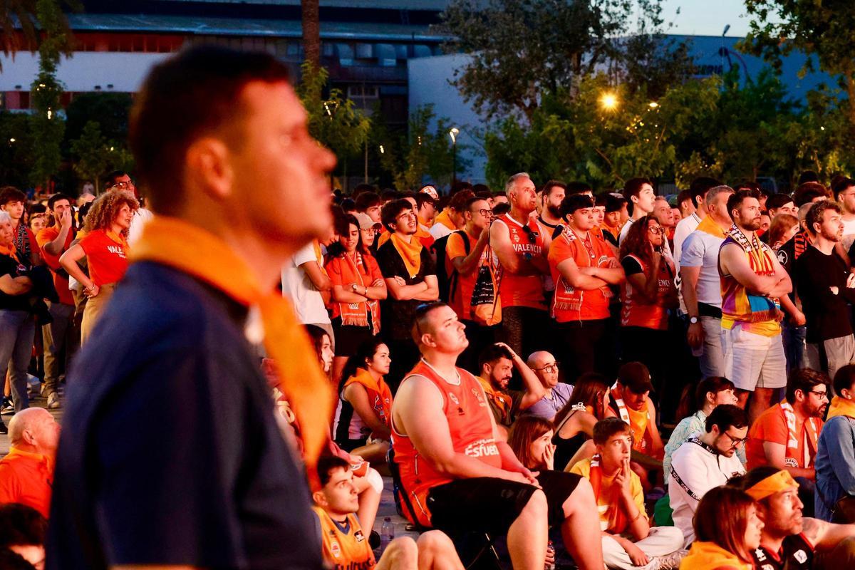 Ambiente taronja en el Roig Arena para ver la Final Four