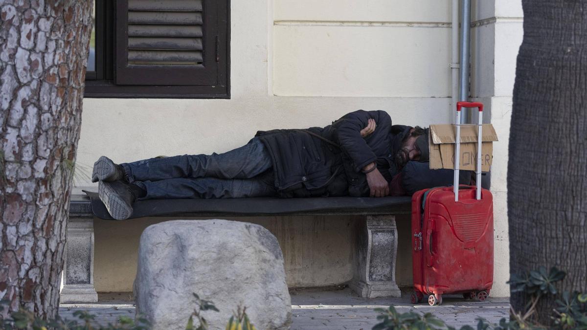 Un hombre sin hogar, durmiendo en el Parterre de València este invierno.