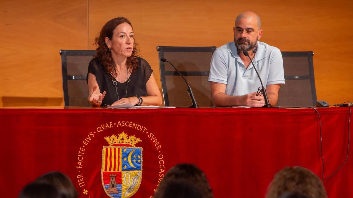 Mesa presidencial del acto de clausura, con Vives y Nescolarde.