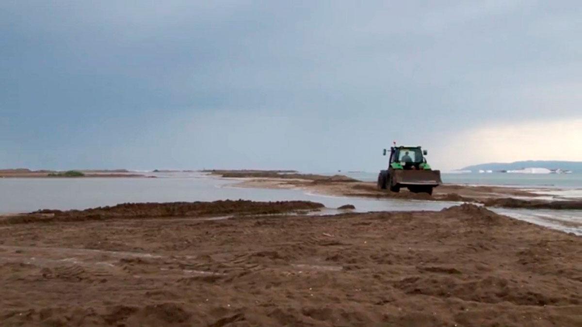 La tormenta rompe la Barra del Trabucador en el Delta de l’Ebre.