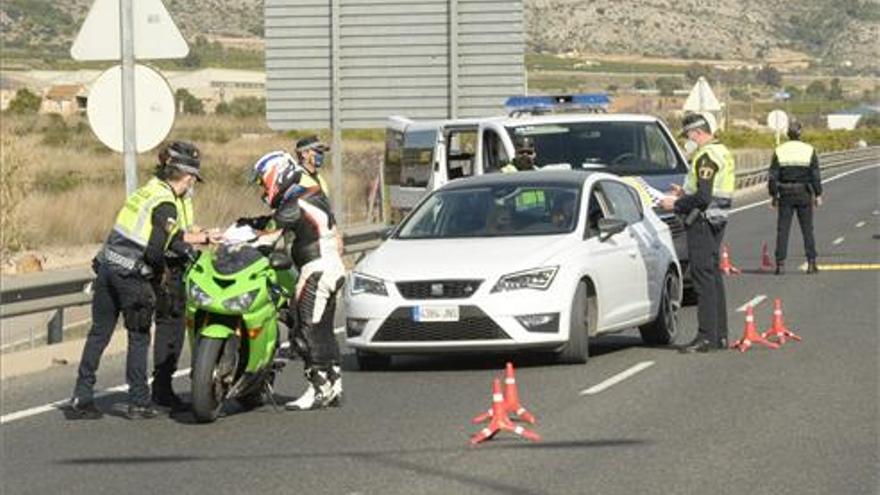 Imagen de un control policial para asegurar el cierre de Castelló en los fines de semana que estuvo confinado.