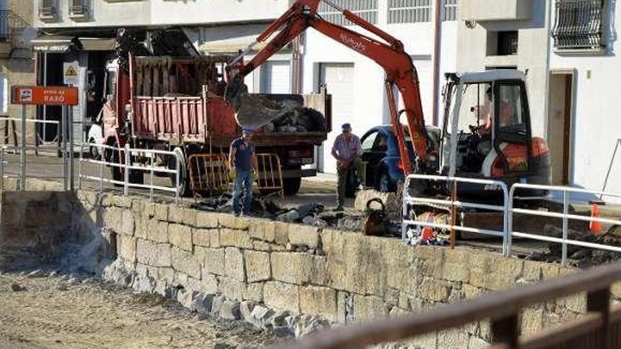 Las obras en el muro del paseo de Raxó. // Gustavo Santos