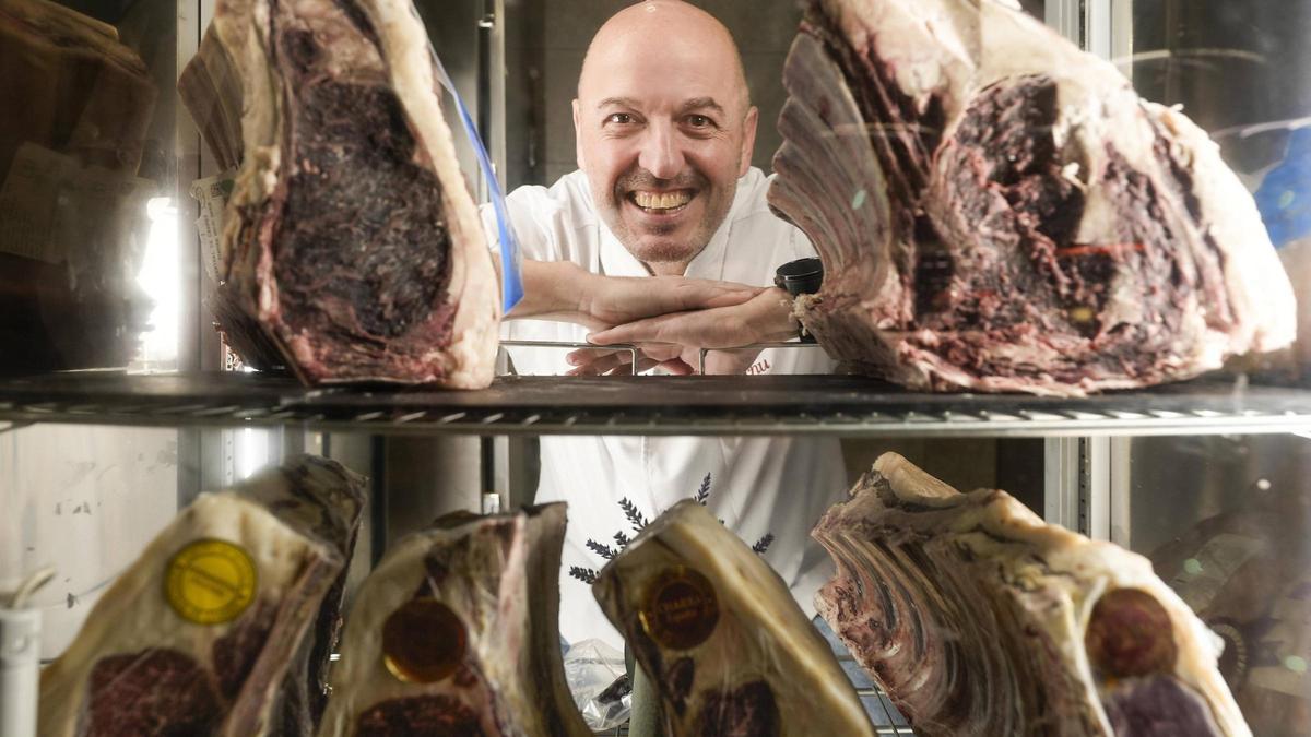 Íñigo Urrechu, entre las carnes que sirven en Erre &amp; Urrechu Barcelona.