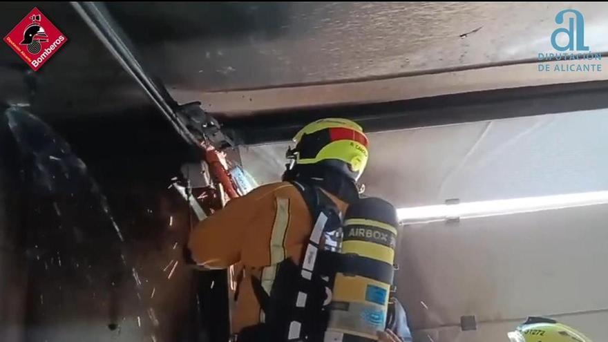Incendio en un garaje de la urbanización de Punta Prima en Orihuela Costa
