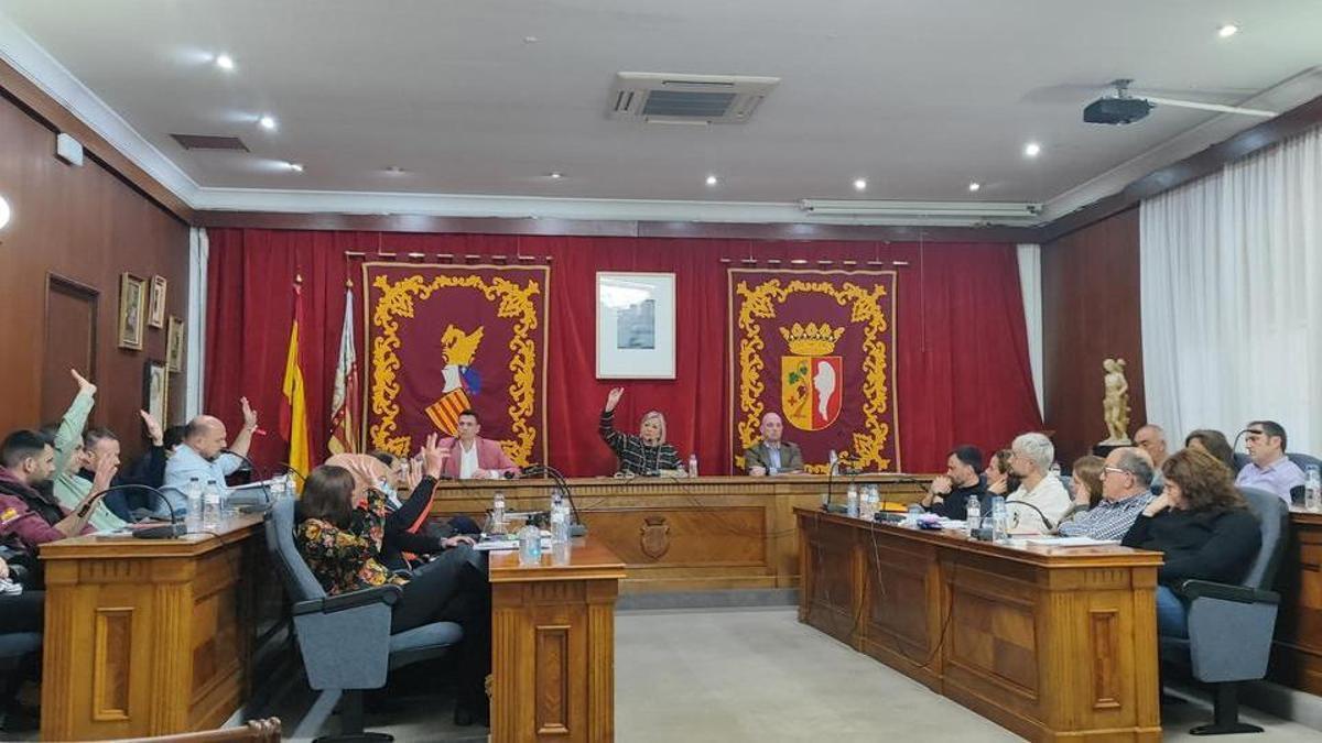La aprobación del presupuesto ha salido adelante con el voto favorable del tripartito (PP, PVI y Vox), el 'no' del PSPV y la ausencia de Compromís.