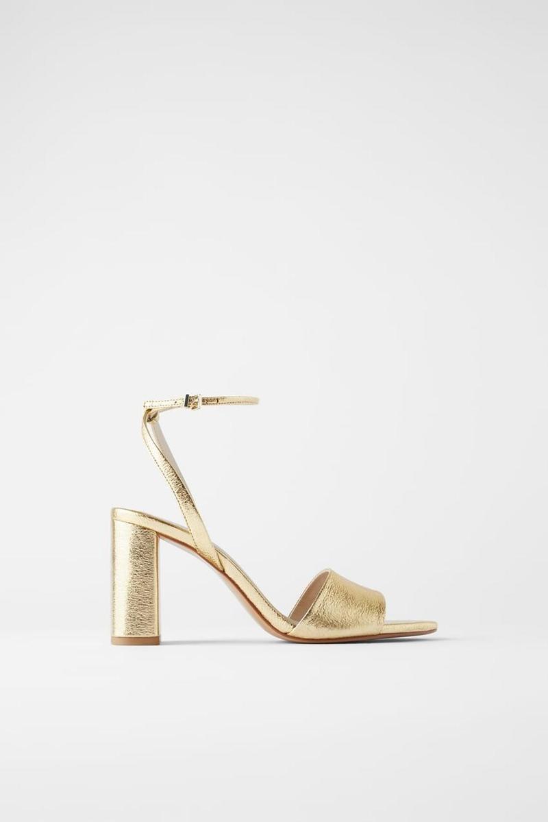 Sandalia de tacón ancho y pulsera en color dorado de Zara. (Precio: 25,95 euros. Precio rebajado: 15,99 euros)