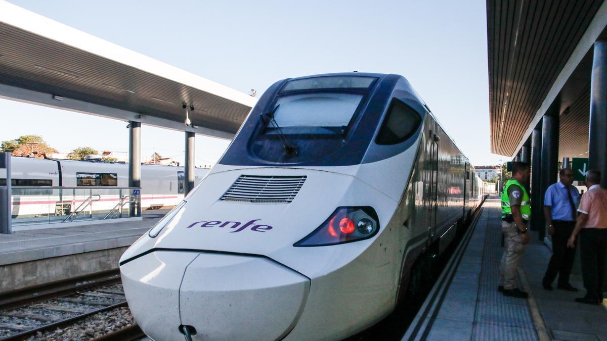 El tren, a su entrada en la capital cacereña.