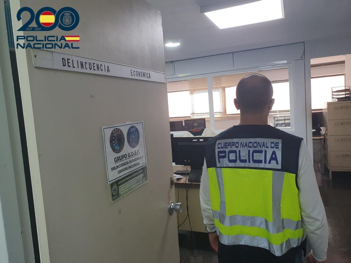 Un agente del Grupo de Delincuencia Económica de la Policía Nacional entra en su despacho.