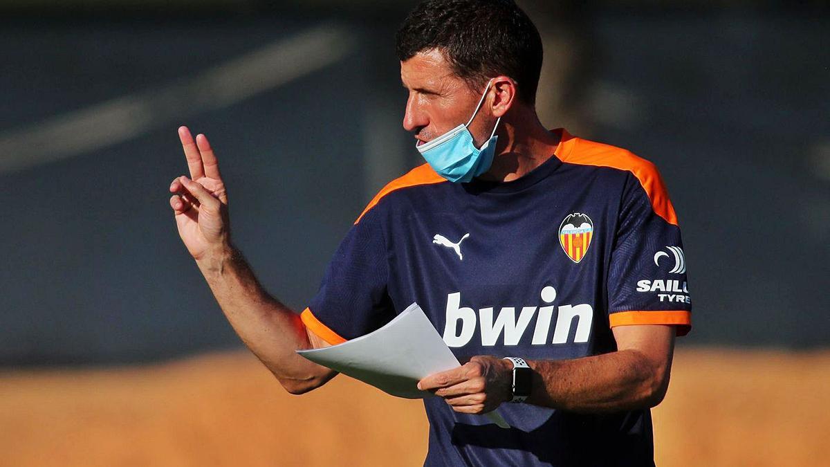 Javi Gracia da órdenes durante un entrenamiento del Valencia CF en Paterna.  | F. CALABUIG