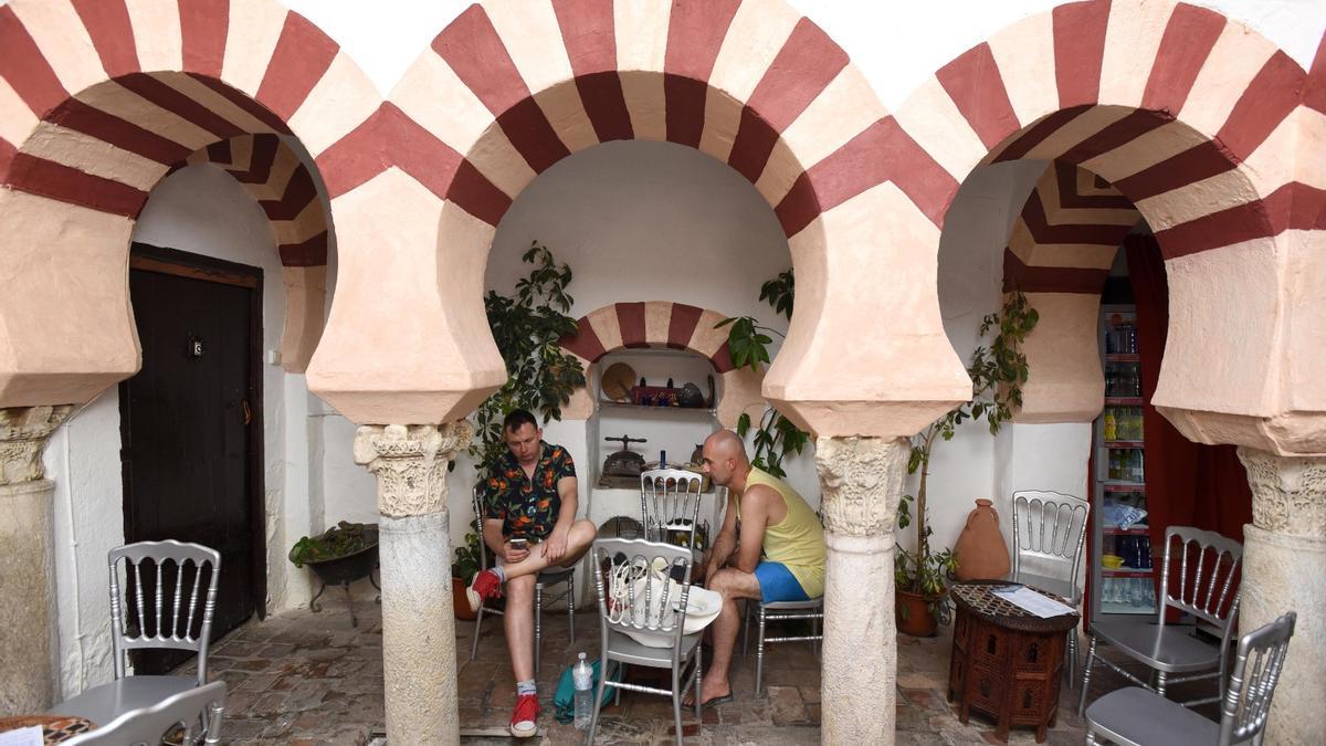 Dos turistas se refugian del calor en los Baños Árabes de Santa Maria.