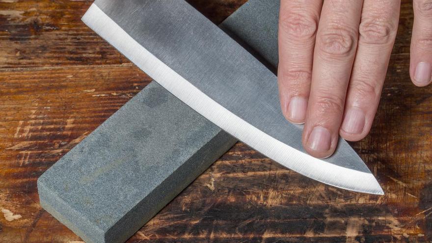 Este es el truco para afilar cuchillos si no tienes afilador