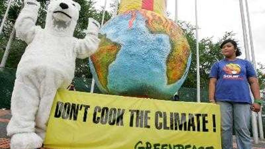 Activistas de Greenpeace se manifiestan en Bali