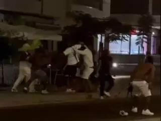 Un hombre coge una sombrilla y golpea con ella a otras personas en Arrecife