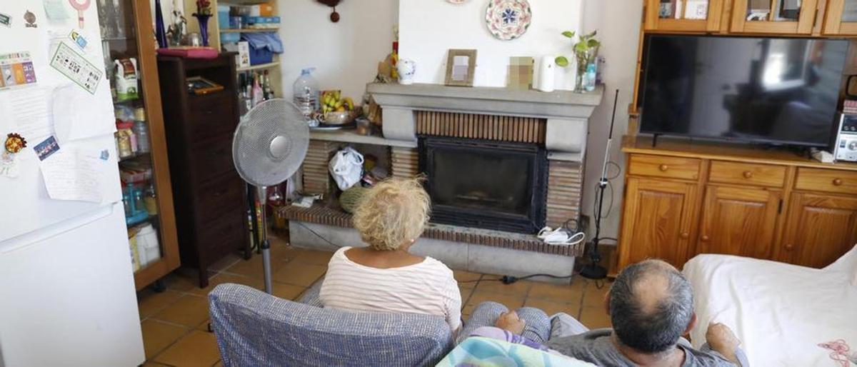 Mari Esteban y Ginés Zafón, combatiendo las altas temperaturas delante del ventilador.