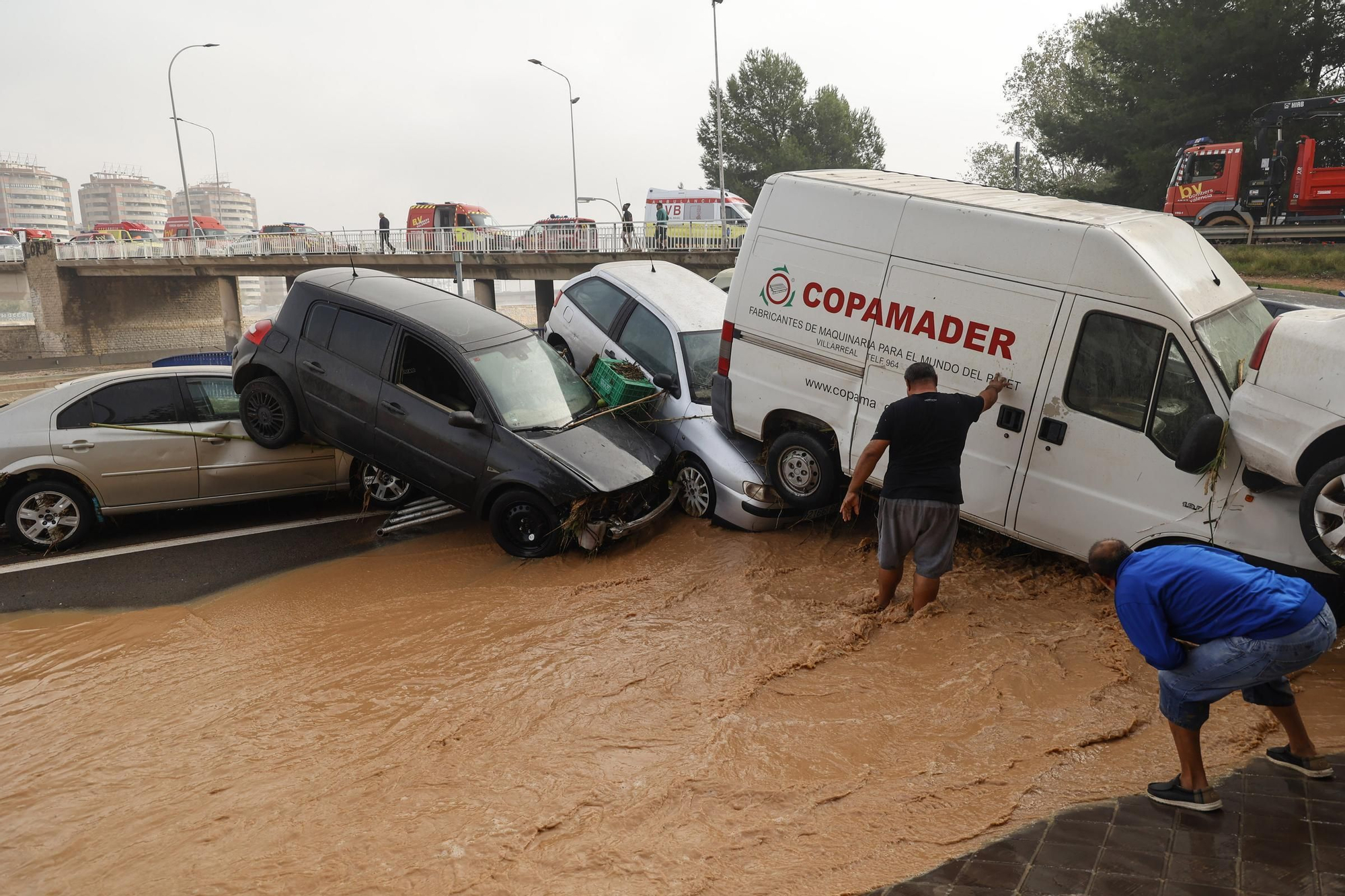 Varias personas realizan labores de limpieza tras el paso de la DANA por el barrio de La Torre de Valencia, a 30 de octubre de 2024, en Valencia, Comunidad Valenciana (España). La Comunitat Valenciana ha registrado la gota fría "más adversa" del siglo en la región. La Generalitat ha activado el procedimiento de múltiples víctimas por "prevención de lo que pueda venir", después de que el primer balance apunte a 51 víctimas mortales como consecuencia del temporal. En estos momentos, todavía hay personas esperando a ser rescatadas y puntos sin cobertura de telefonía y sin luz. 30 OCTUBRE 2024;DANA Rober Solsona / Europa Press 30/10/2024. Rober Solsona;