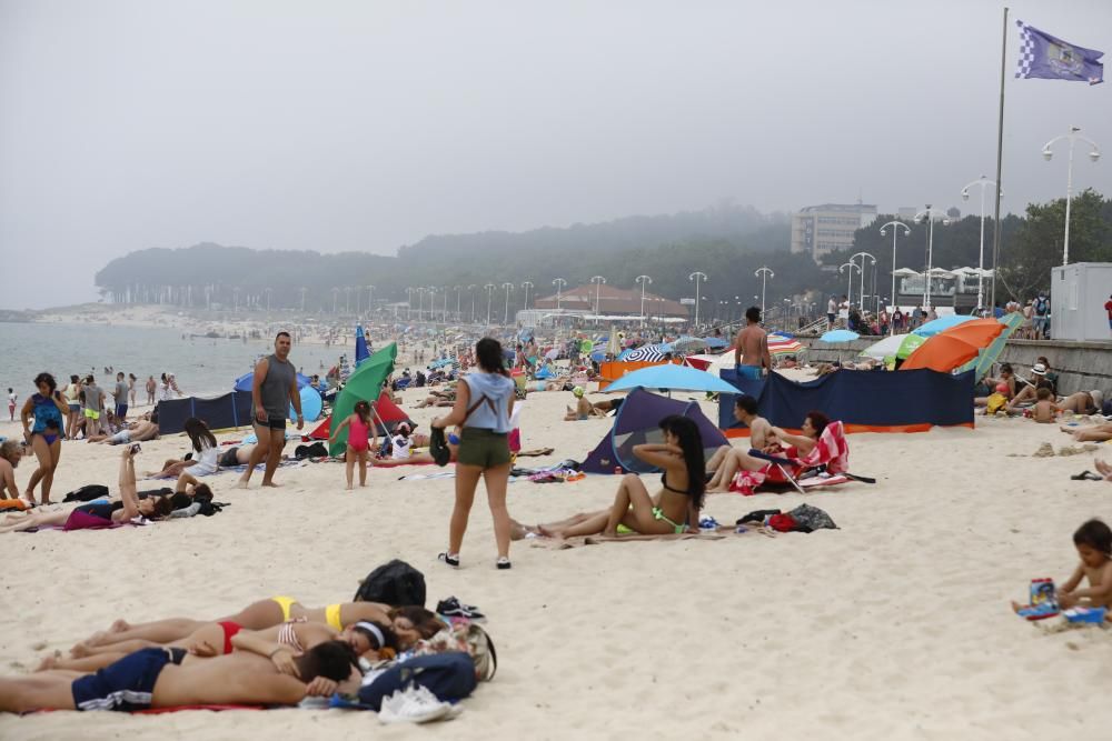 Una repentina nube gris se posó sobre Vigo a primera hora de la tarde con los arenales abarrotados.