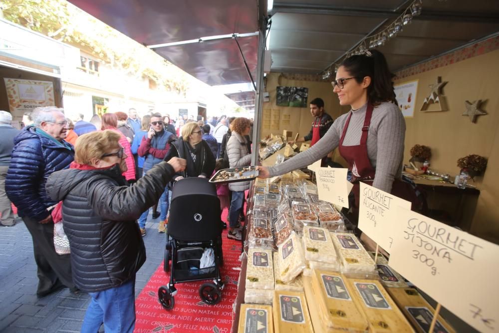 Las calles de la ciudad se llenan de gente para acudir a la Feria del Turrón