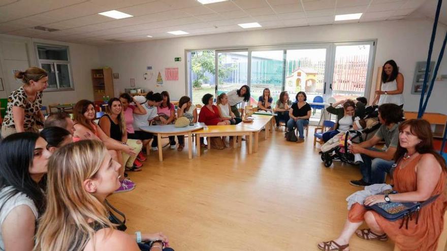 Educadoras de las &quot;escuelinas&quot; de Avilés con miembros de las Ampas, ayer, en El Quirinal, durante la asamblea.