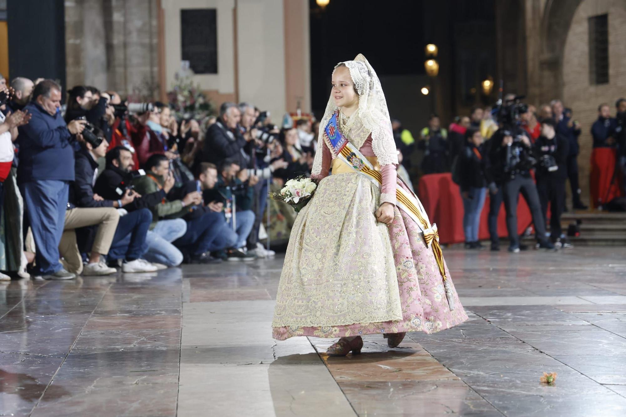 Ofrenda Fallas 2023 | Así ha sido la llegada de Paula Nieto a la plaza de la Virgen