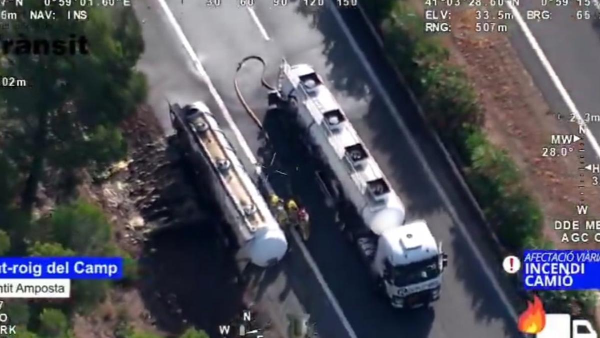 Camión accidentado este lunes en la autopista AP-7, a la altura de Mont-roig del Camp (Baix Camp).