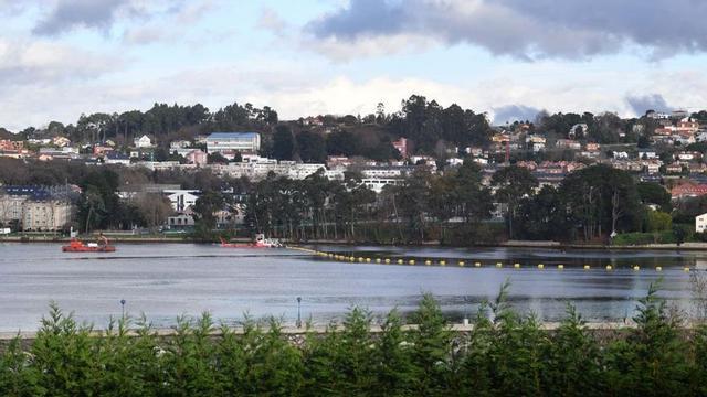 Dragas durante la obra de regeneración de la ría, ante la zona de O Paraíso, en diciembre. |   // VÍCTOR ECHAVE