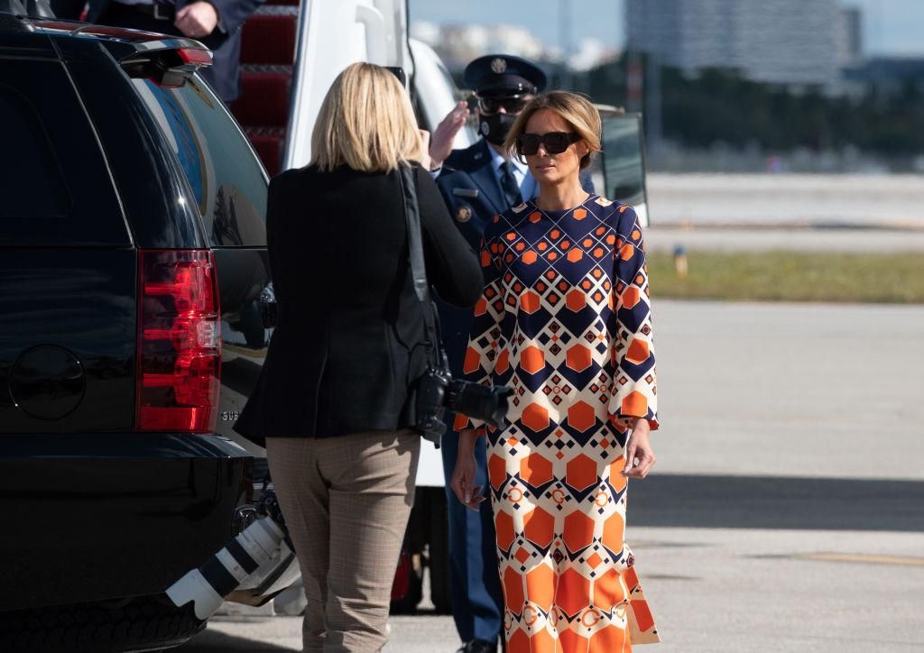 Melania Trump con kaftán estampado de Gucci